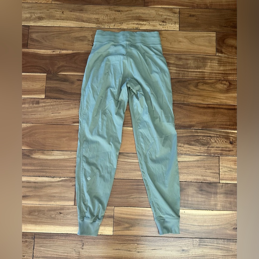 Lululemon On the Fly Jogger Sage Green Size 2 - Picture 7 of 7